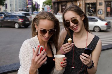 İki kız arkadaşım selfie yapıyoruz