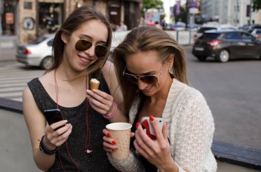 İki kız arkadaşım selfie yapıyoruz