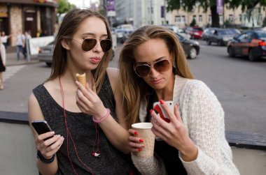 İki kız arkadaşım selfie yapıyoruz