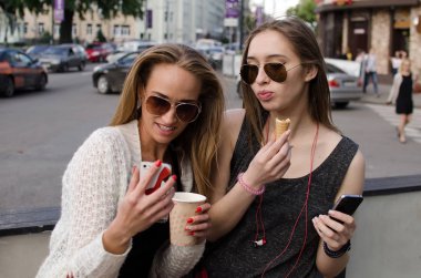 İki kız arkadaşım selfie yapıyoruz