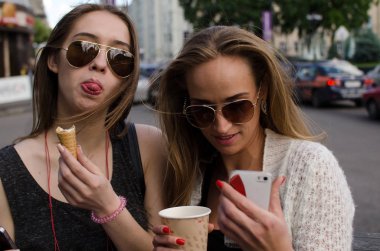 İki kız arkadaşım selfie yapıyoruz