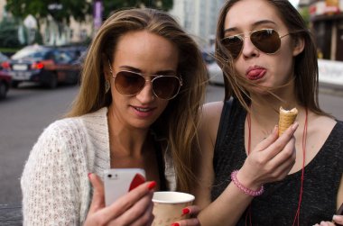 İki kız arkadaşım selfie yapıyoruz