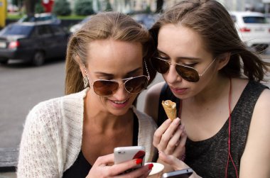 İki kız arkadaşım selfie yapıyoruz