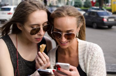 İki kız arkadaşım selfie yapıyoruz