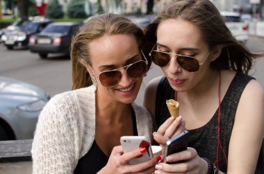 İki kız arkadaşım selfie yapıyoruz