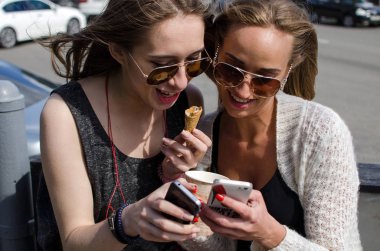 İki kız arkadaşım selfie yapıyoruz