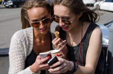 İki kız arkadaşım selfie yapıyoruz