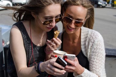 İki kız arkadaşım selfie yapıyoruz