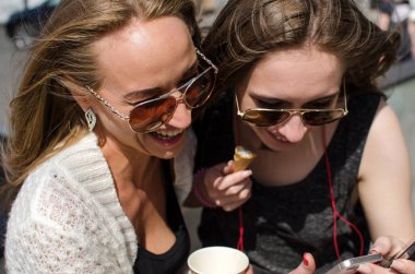 İki kız arkadaşım cep telefonu kullanıyorsunuz