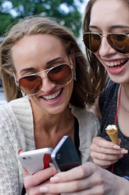 İki kız arkadaşım cep telefonu kullanıyorsunuz