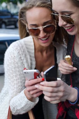 İki kız arkadaşım cep telefonu kullanıyorsunuz