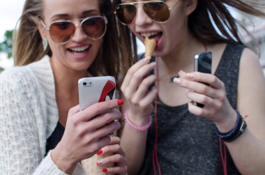 İki kız arkadaşım cep telefonu kullanıyorsunuz