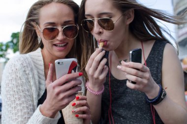 İki kız arkadaşım cep telefonu kullanıyorsunuz