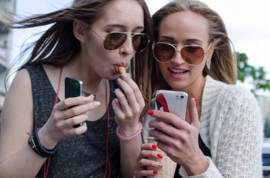 İki kız arkadaşım cep telefonu kullanıyorsunuz