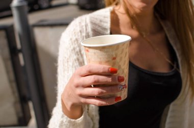 genç kadın kahve içiyor