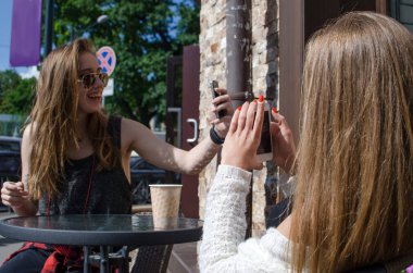 İki kız arkadaşım cep telefonu kullanıyorsunuz