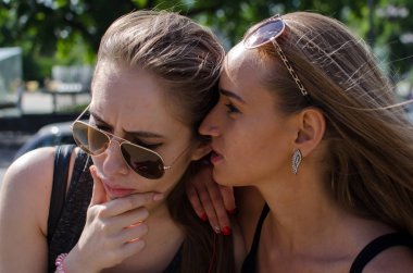 İki kız arkadaşım enjoing zaman birlikte