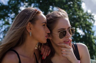 İki kız arkadaşım enjoing zaman birlikte