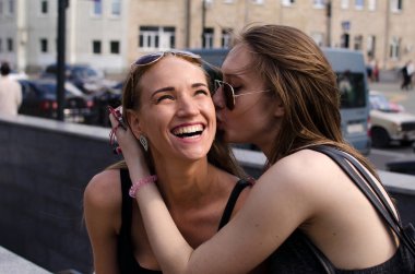 İki kız arkadaşım enjoing zaman birlikte