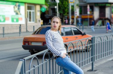 Yürüyüş ve dinlenme genç kadın