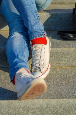 Yürüyüş ve dinlenme genç kadın