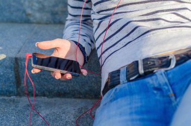 Genç kadın müzik dinliyor.