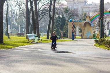 Küçük çocuk çalışma Bisiklet