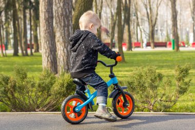 Küçük çocuk çalışma Bisiklet