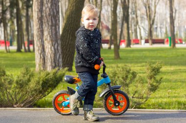 Küçük çocuk çalışma Bisiklet