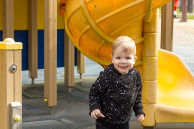 Slayt küçük çocuğa