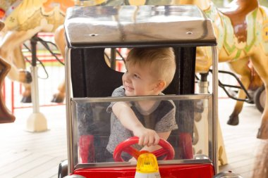 Küçük çocuk Araba sürme