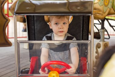 Küçük çocuk Araba sürme