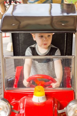 Küçük çocuk Araba sürme
