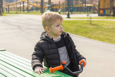 Küçük çocuk çalışma Bisiklet