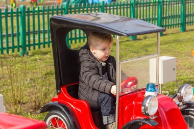 Küçük çocuk Araba sürme