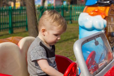 Küçük çocuk Araba sürme