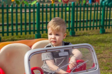 Küçük çocuk Araba sürme