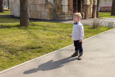 Gömlekli çocuk parkta oynuyor