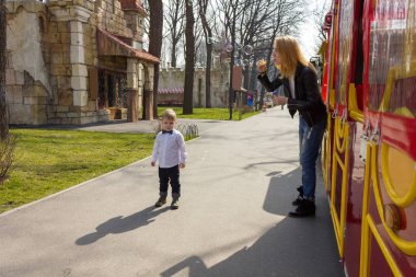 Gömlekli çocuk parkta oynuyor