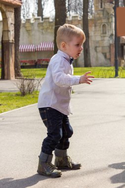 Gömlekli çocuk parkta oynuyor