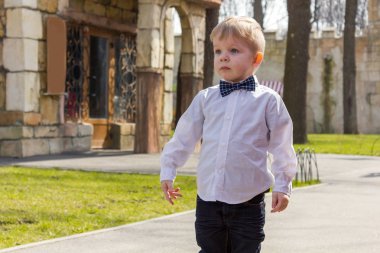 Gömlekli çocuk parkta oynuyor