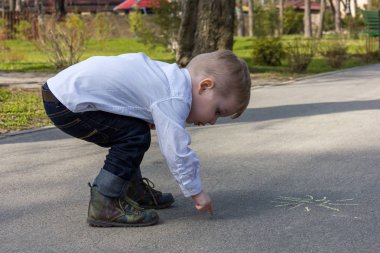 Sarışın çocuk resmi çizim