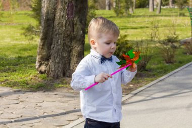 Gömlek plastik oyuncak ile küçük çocuk