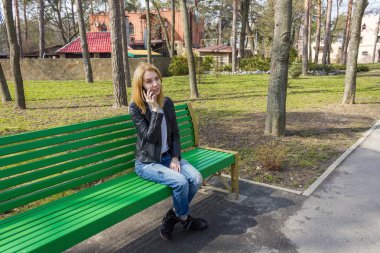 Güzel kadın telefonla konuşuyor