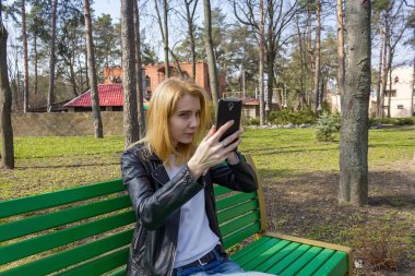 kadın parkta selfie yapma