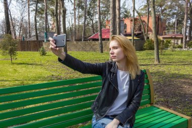 kadın parkta selfie yapma