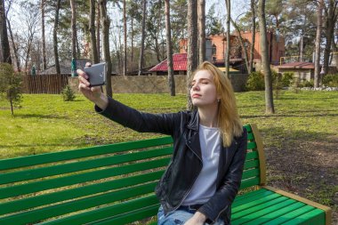 kadın parkta selfie yapma