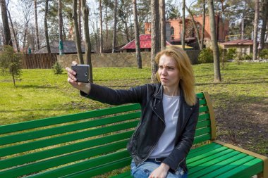 kadın parkta selfie yapma