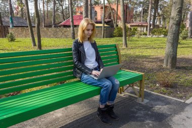 Dizüstü bilgisayarlı kadın