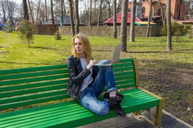 Dizüstü bilgisayarlı kadın